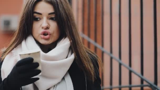 Femme drôle garder le café dans une tasse en papier — Video