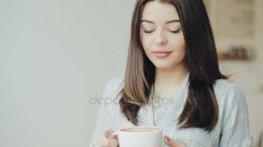 Genç kadın zevk kafede kahve içmek için