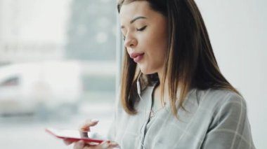 Komik kadın kulaklık müzik dinleme sırasında dans