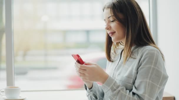 Joven mujer divertida bailando mientras escucha música en auriculares — Vídeo de stock