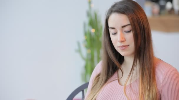 Jonge vrouw geniet van koffie drinken in café — Stockvideo