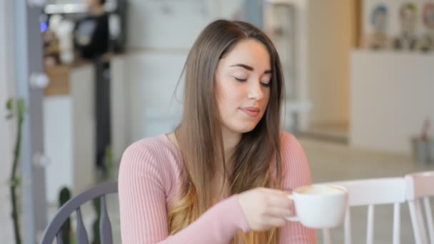 Jovem mulher bebendo café no café enquanto usa tablet — Vídeo de Stock