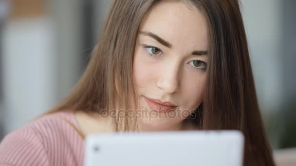 Молодая европейская женщина с сенсорным экраном планшетного ПК в белом кафе — стоковое видео
