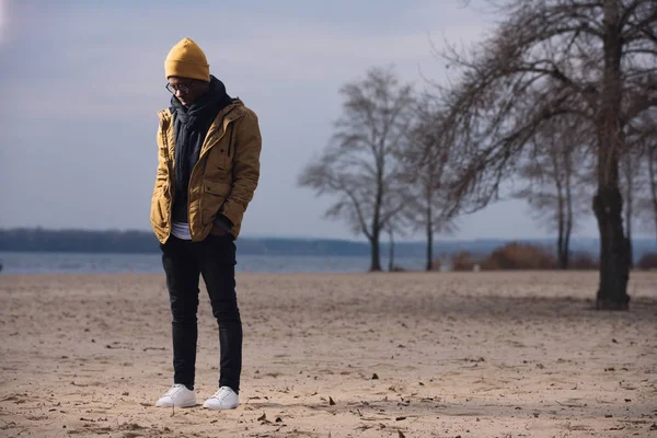 Депресивний чоловік стоїть один на зимовому пляжі — стокове фото