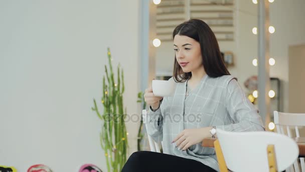 Jeune femme profiter de boire du café dans le café — Video