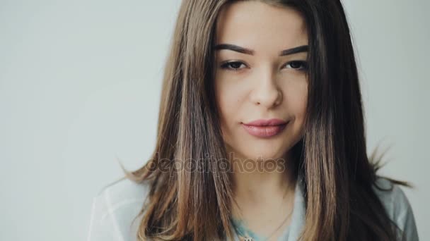 Muito astuto branco mulher rosto closeup isolado no branco — Vídeo de Stock