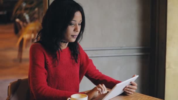 Femme utilisant comprimé pc boire du café dans le café — Video