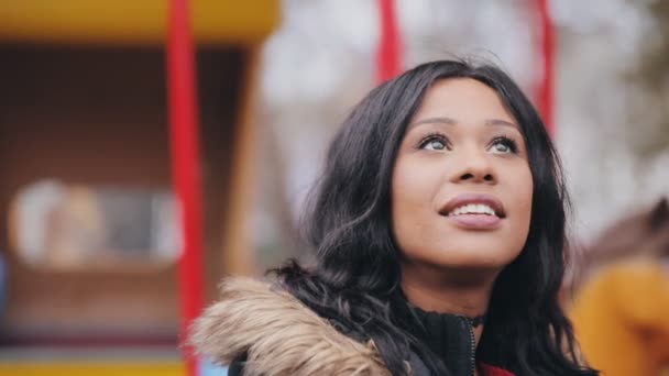 Mooie vrouw op zoek met verrukking rond wandelen in attractie park — Stockvideo