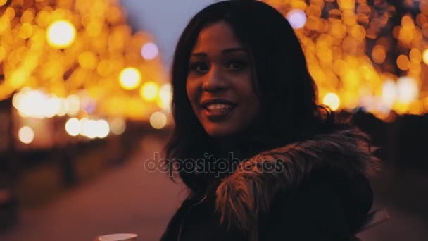 Красивая многорасовая женщина заставить следовать за мной жест в ночном городе — стоковое видео