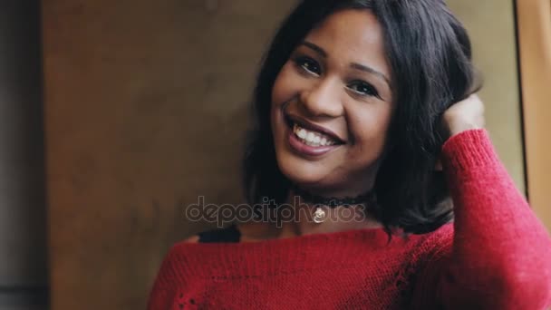 Söt svart brunett kvinna stående blygt leende — Stockvideo