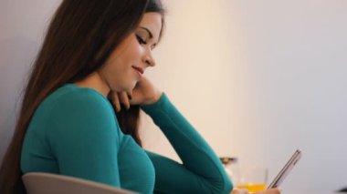 Komik bir mesaj okuma ve kıkırdayarak smartphone kullanan kadın