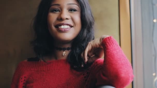 Roztomilá černovláska bruneta žena portrét stydlivě usmívat — Stock video