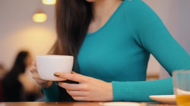 Kadın kişi elinde tutan fincan kahve içme — Stok video