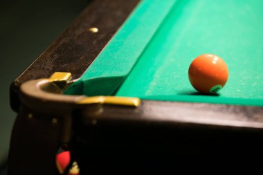 Bilardo topu deliğe yakınındaki