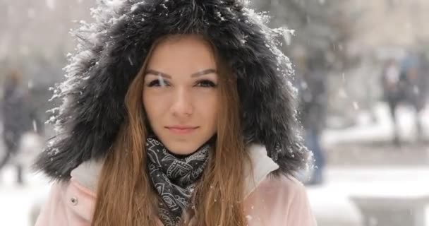 Charmiga vackert leende kvinna porträtt på vintern, faller snön — Stockvideo