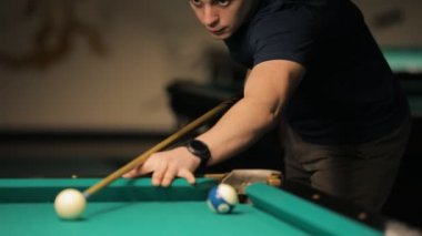 Bilardo, konsantre kulüpte oynayan genç adam