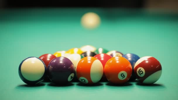 Billiards, demolishing a lot of balls, starting games — Stock Video