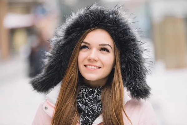 Bela jovem mulher inverno retrato, ela sorrindo — Fotografia de Stock