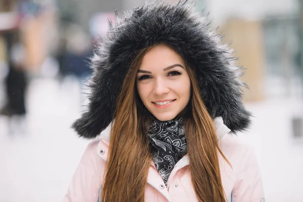 Mooie jonge model meisje portret op winter, ze lacht — Stockfoto