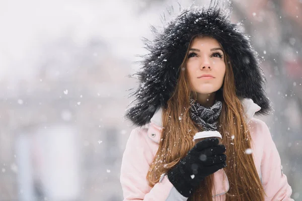 Jonge vrouw drinken warme drank van koffiekopje genieten bij winter — Stockfoto