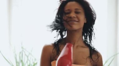 Havlu kurutma evde saç kurutma esmer kadın