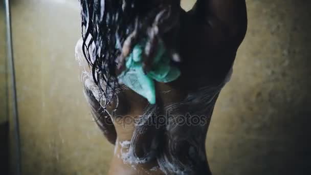Uma mulher a tomar banho. Menina bonita lavando seu corpo . — Vídeo de Stock