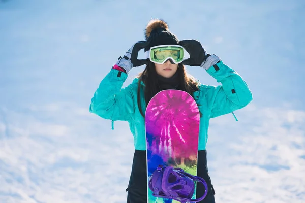 Loisirs, hiver, concept sportif - jeune femme heureuse snowboarder debout avec planche — Photo