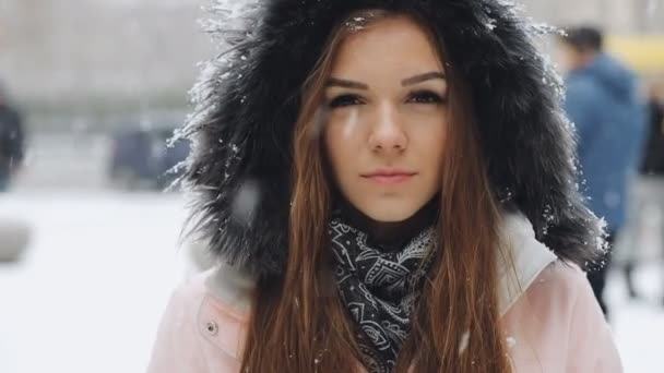 Retrato de mujer seria en invierno, la nieve está cayendo — Vídeos de Stock