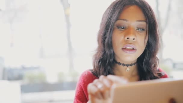 Mulher usando computador tablet pc contra fundo janela de luz — Vídeo de Stock