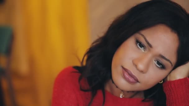 Nahaufnahme Porträt der netten schwarzen Frau nachdenklich denkend — Stockvideo