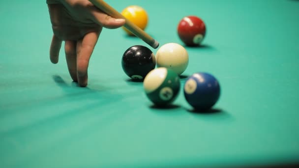 Bilardo, erkek eller cue Ball tekme. — Stok video