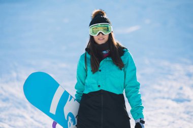 Eğlence, kış, spor kavram - mutlu genç kadın snowboard kurulu ile ayakta