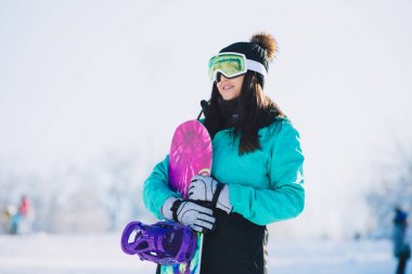 Benim üzerime snowboard karlı yamaç holding onun yönetim kurulu. Kış spor aktivitesi.