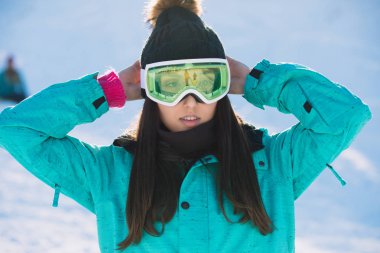Eğlence, spor kavramı, closeup snowboard kadında ultraviyole maskesi