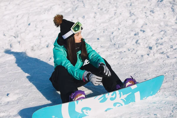 Ocio, concepto deportivo - deportista snowboarder cansado sujetar el tablero en las piernas —  Fotos de Stock