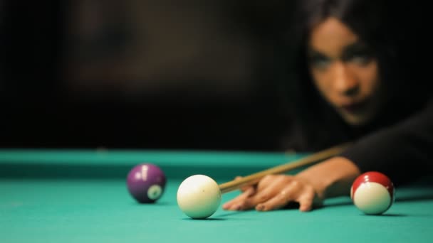 Бильярд, концентрированная молодая женщина, играющая в клубе — стоковое видео