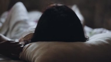 Kadın yatakta, dikiz yatarken sabah uyanmak