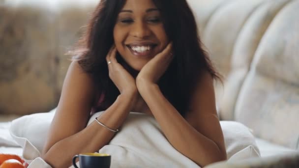 Porträtt av söt leende kvinna i mysigt sängen hemma — Stockvideo