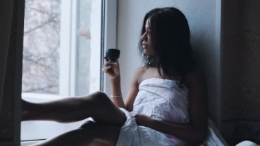 Bir pencere çay içmek üzerinde o rüya oturan kadın