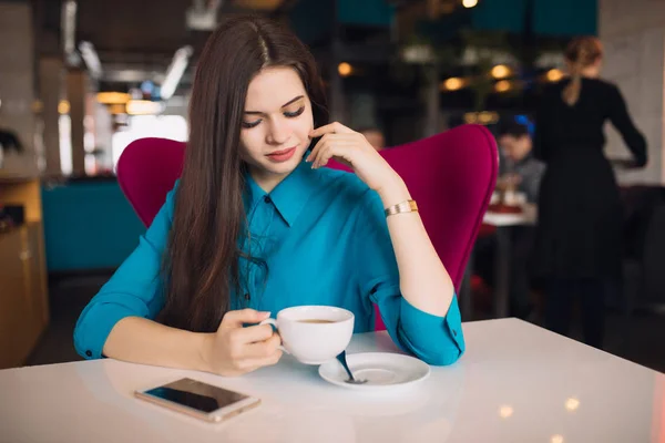 Donna d'affari rigorosa in abito seduto e avendo pausa in un caffè futuristico — Foto Stock