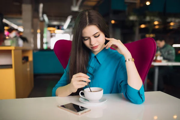 ผู้หญิงธุรกิจที่เคร่งครัดในชุดนั่งและพักผ่อนในร้านกาแฟในอนาคต — ภาพถ่ายสต็อก
