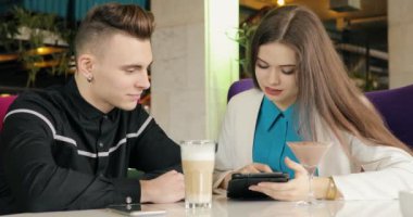 İş görüşmesi. Kaç tablet vasıl arıyor kafe, akıllı uymak içinde.