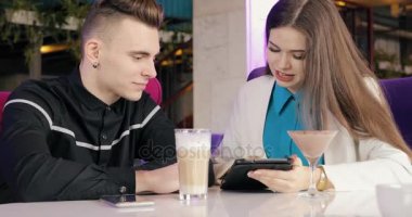 İki şık uymak kafe, tablet vasıl arıyorsunuz sonra.