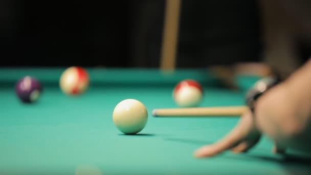 Biljart, mannelijke handen kick cue om te bal — Stockvideo