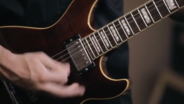Unidentified persons hand plays on electronic guitar. Rocker musician. — Stock Video