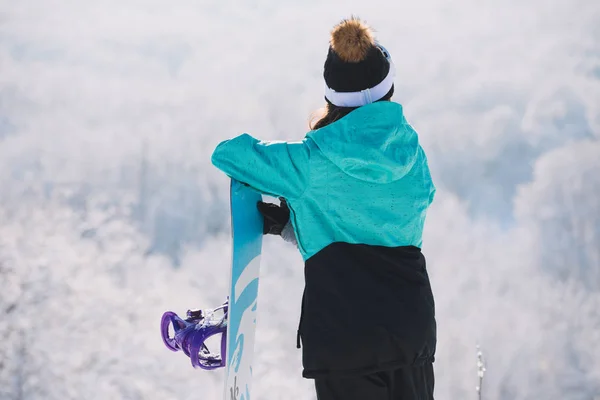 滑雪站在她的板后视图 — 图库照片