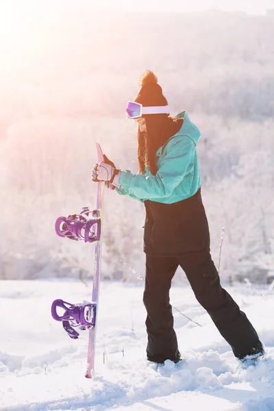 Ocio, concepto deportivo. Snowboarder sosteniendo su tabla en la colina nevada . —  Fotos de Stock