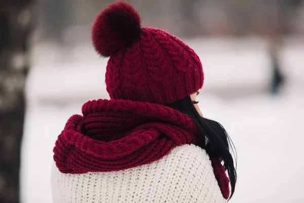 Onbekende vrouw in wollen muts en wanten op de ijzige winterdag — Stockfoto