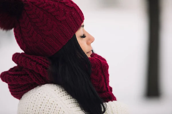 Leuke vrouw profiel in wollen muts en wanten op de ijzige winterdag — Stockfoto