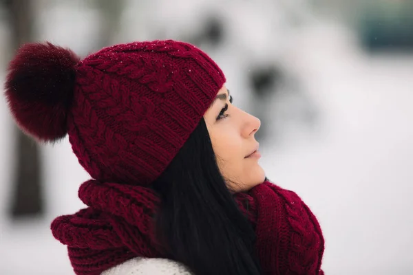 Симпатичный женский профиль в шерстяной шляпе и варежках в морозный зимний день — стоковое фото